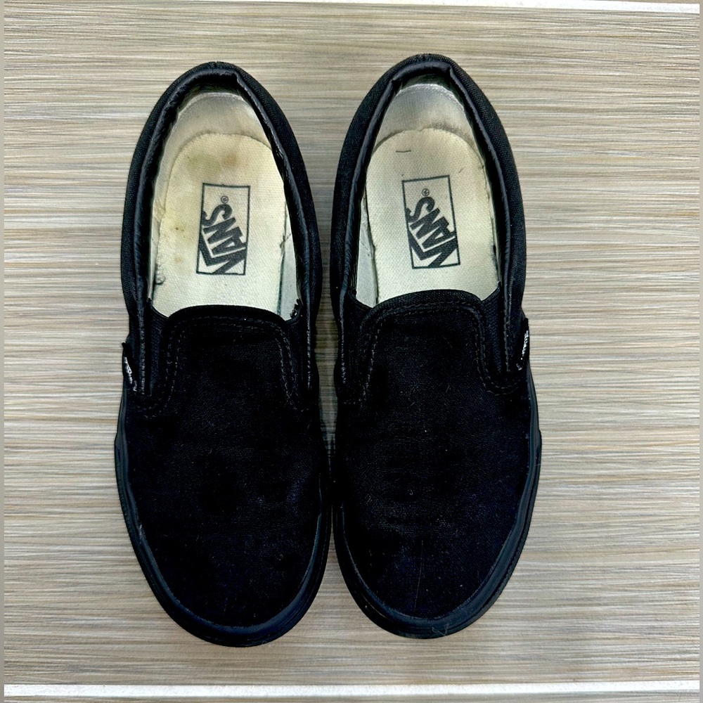 Black Vans slip on’s size 1y excellent condition!